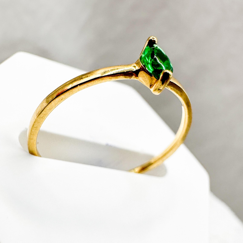 Anillo Talla 6.75 con Circon Verde de Oro 18K