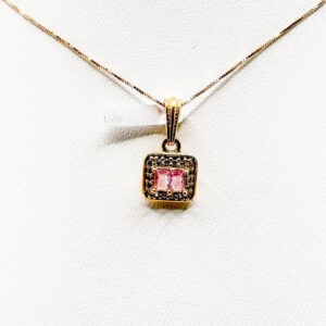 Dije Cuadrado Rosa Centro de Oro 18K