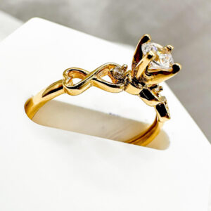 Anillo Circon Blanco Centro con Corazón/Infinito Talla 6.75 de Oro 18K